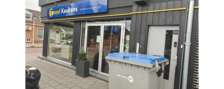 Rolcontainer MKB-afval 1100 liter bij onderneming Trendkeukens