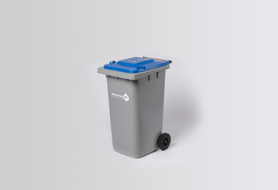 Grijze rolcontainer met blauw deksel (mkb-afval.nl) staat gesloten op wielen; object staat stil tegen een effen witte achtergrond zonder andere elementen.