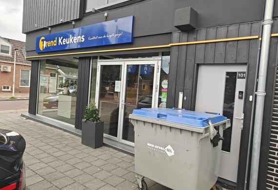 Rolcontainer MKB-afval 1100 liter bij onderneming Trendkeukens