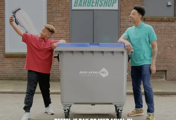 Rolcontainer 1100 liter buiten geplaatst voor Barbershop/Kapperszaak met twee ondernemers