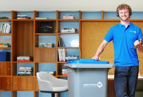 Klantenservice medewerker met 240 liter rolcontainer in kantooromgeving
