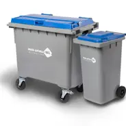 Twee grijze rolcontainers met blauwe deksels staan naast elkaar op een witte achtergrond; één groter, één kleiner op wielen, bedoeld voor afvalinzameling. mkb-afval.nl